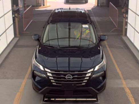 Used 2025 Nissan Rogue SV FWD image 2