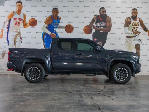 Used 2024 Toyota Tacoma TRD Sport AWD/4WD image 17