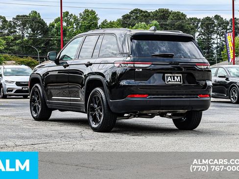 Used 2025 Jeep Grand Cherokee Altitude AWD/4WD image 7