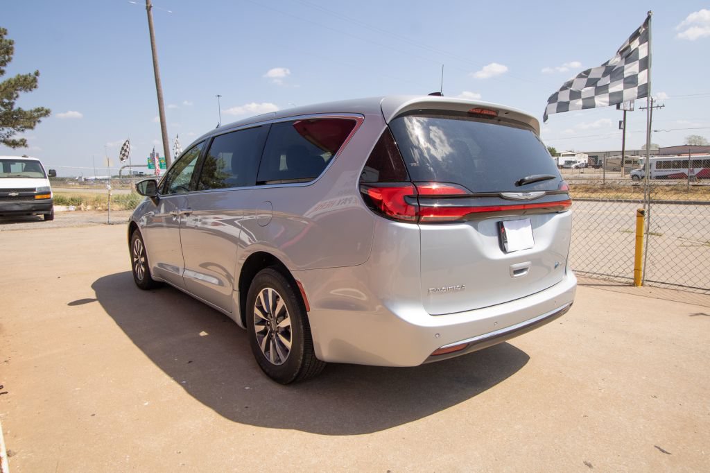 Used 2023 Chrysler Pacifica Touring-L FWD image 7