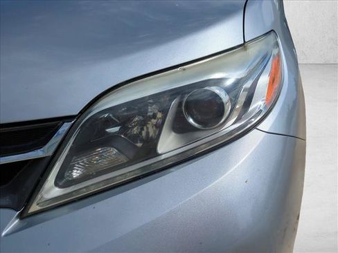 Used 2018 Toyota Sienna Limited FWD image 6