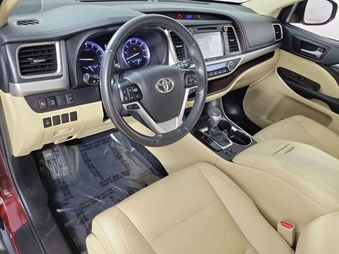 Used 2019 Toyota Highlander XLE FWD image 18