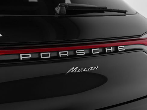 Certified 2021 Porsche Macan AWD/4WD image 17