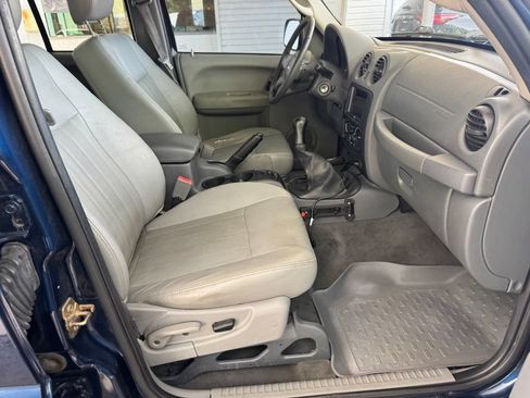 Used 2005 Jeep Liberty Renegade w/ Luxury Group AWD/4WD image 28