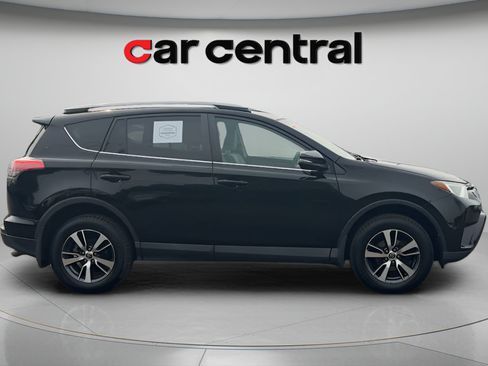 Used 2018 Toyota RAV4 XLE AWD/4WD image 6