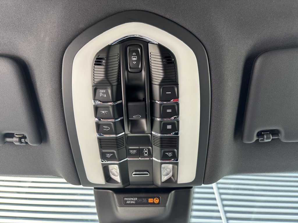 Certified 2026 Porsche Macan AWD/4WD image 30