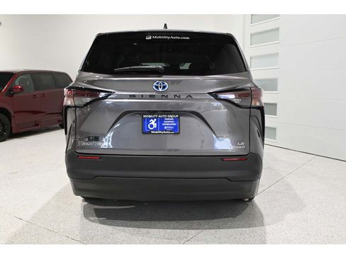 Used 2023 Toyota Sienna LE FWD image 7
