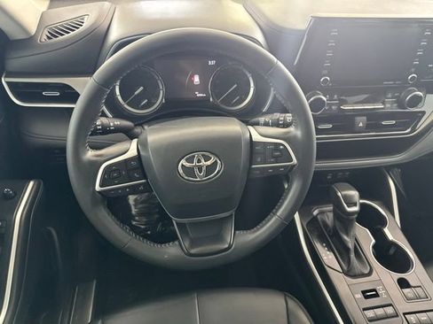 Used 2022 Toyota Highlander XLE AWD/4WD image 28