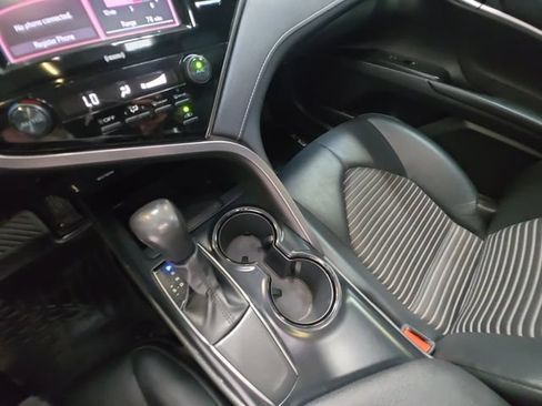 Used 2020 Toyota Camry SE FWD image 18