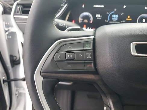 Used 2024 Jeep Grand Cherokee Limited w/ Black Appearance Package image 33