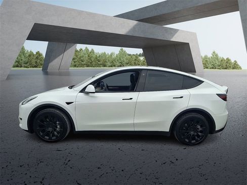 Used 2023 Tesla Model Y Long Range image 9