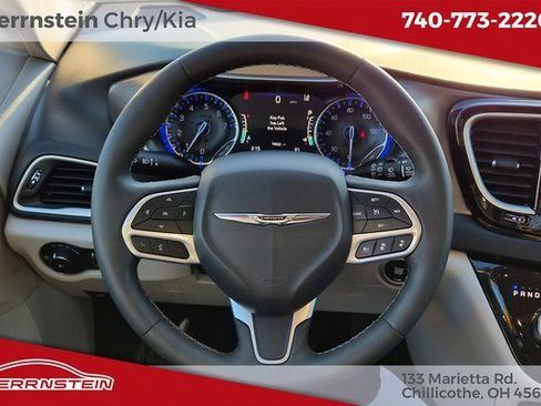 Used 2023 Chrysler Pacifica Touring-L image 8