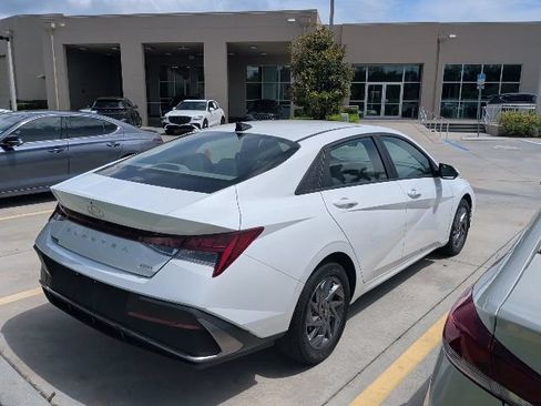 Certified 2024 Hyundai Elantra Blue FWD image 3