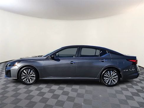 Used 2024 Nissan Altima 2.5 SV image 7
