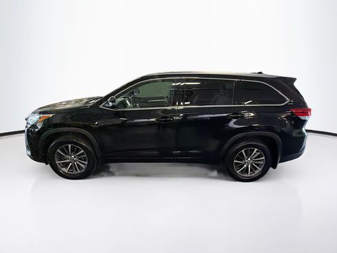 Used 2017 Toyota Highlander XLE w/ Carpet Mat Package AWD/4WD image 4