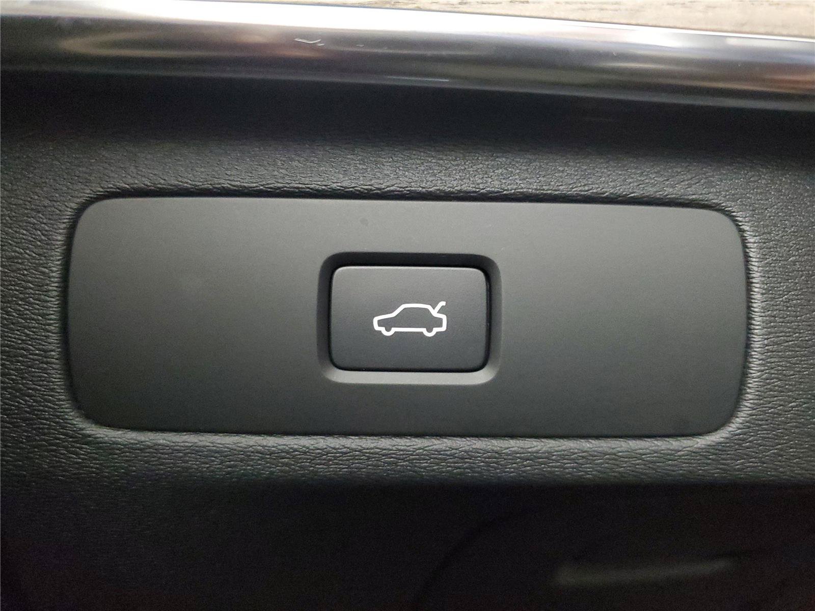 Certified 2026 Volvo XC90 B6 Plus AWD/4WD image 33