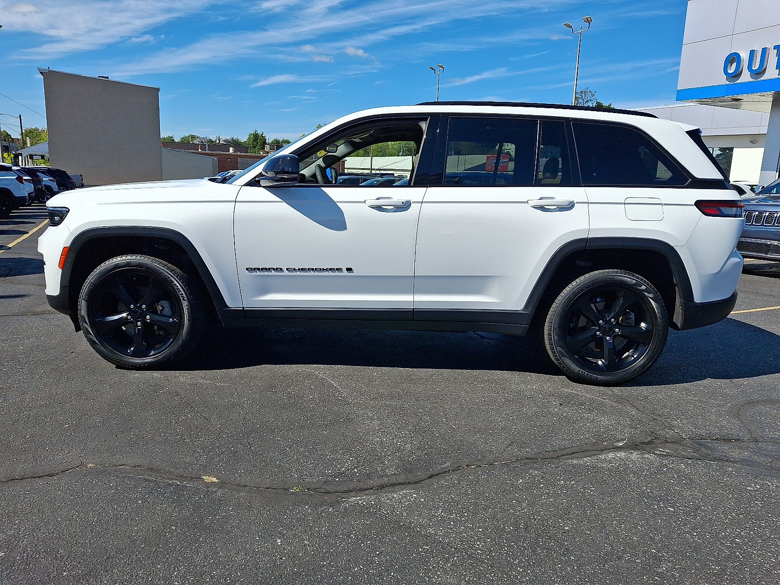 Used 2023 Jeep Grand Cherokee Limited w/ Black Appearance Package AWD/4WD image 2