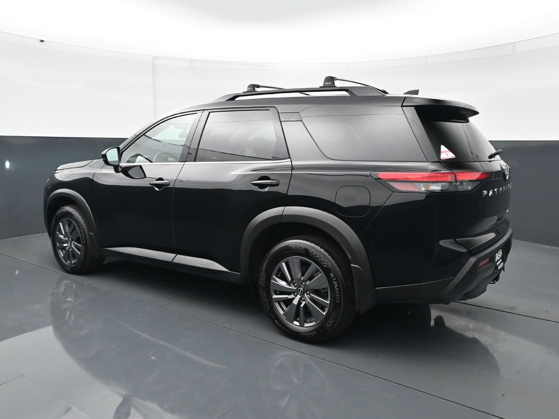 Used 2025 Nissan Pathfinder SV w/ SV Premium Package AWD/4WD image 4