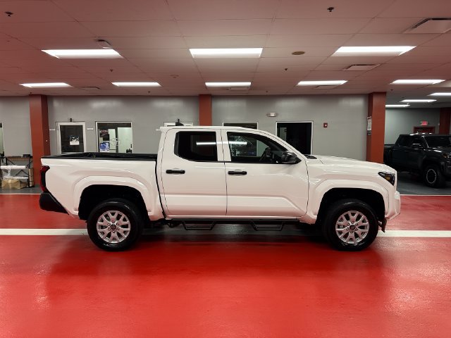 Used 2025 Toyota Tacoma SR w/ SR Upgrade Package AWD/4WD image 3