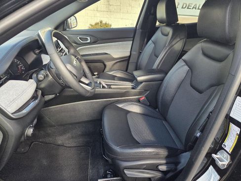 Used 2025 Jeep Compass Latitude image 20