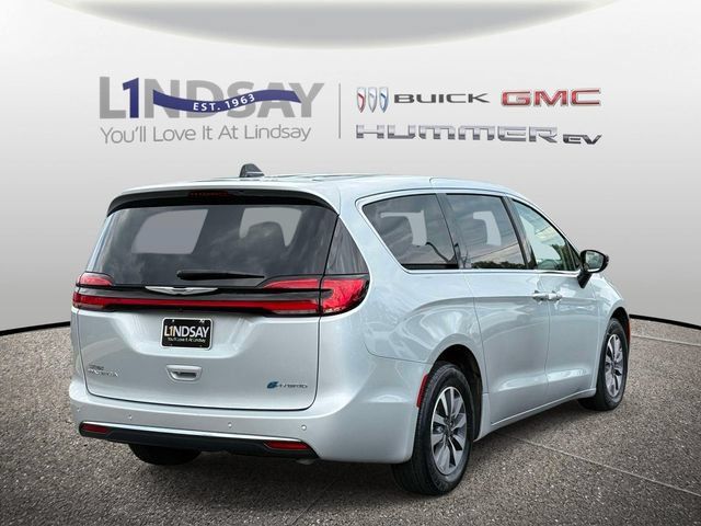 Used 2024 Chrysler Pacifica Limited FWD image 2