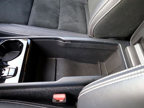 Used 2022 Volvo XC40 T4 R-Design w/ Advanced Package image 14