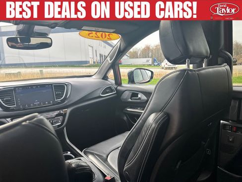 Used 2025 Chrysler Pacifica Limited FWD image 24