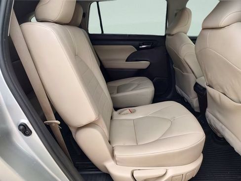 Used 2021 Toyota Highlander XLE FWD image 31