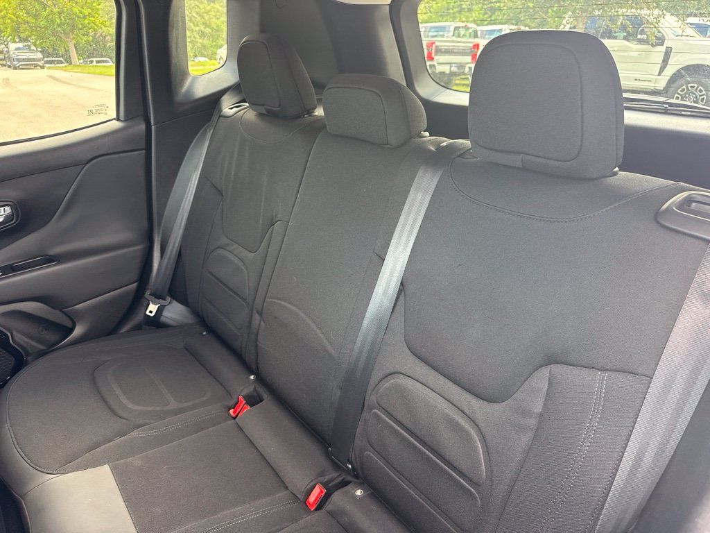 Used 2017 Jeep Renegade Altitude FWD image 11