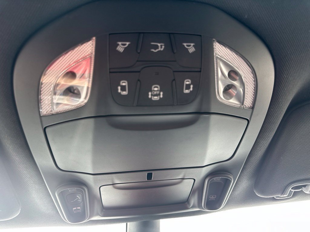 Used 2025 Chrysler Pacifica Limited FWD image 49