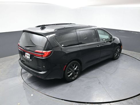 Used 2025 Chrysler Pacifica Limited FWD image 41