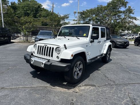 Used 2017 Jeep Wrangler Unlimited Sahara w/ Connectivity Group AWD/4WD image 5