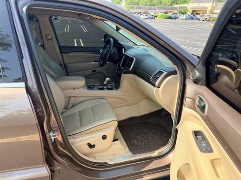 Used 2017 Jeep Grand Cherokee Overland AWD/4WD image 15