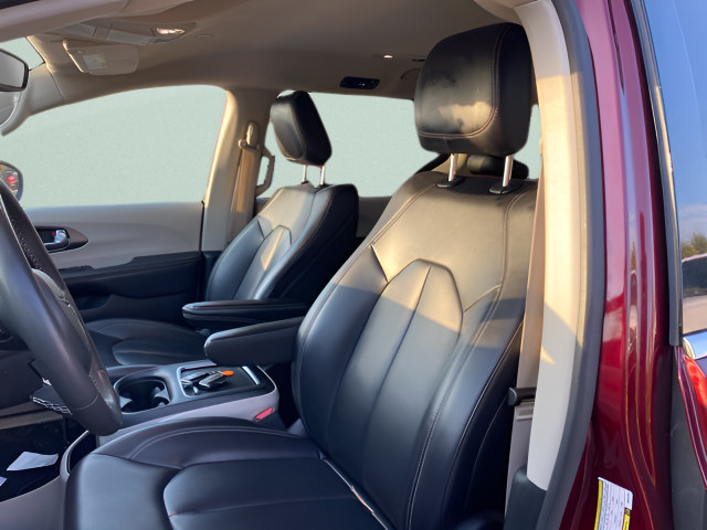 Used 2023 Chrysler Pacifica Touring-L FWD image 9
