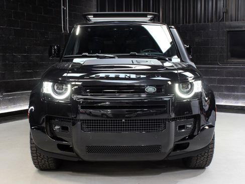 Used 2024 Land Rover Defender 110 X-Dynamic SE image 9