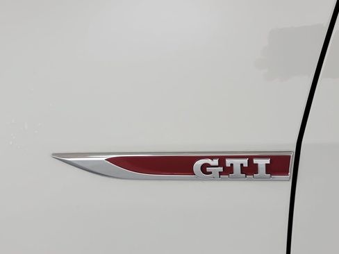 Used 2016 Volkswagen GTI SE FWD image 10