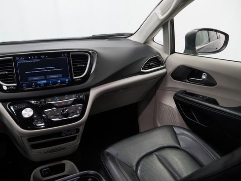 Certified 2023 Chrysler Pacifica Touring-L image 31