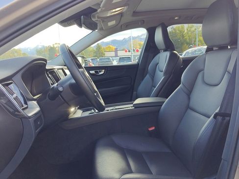 Used 2025 Volvo XC60 B5 Core image 10