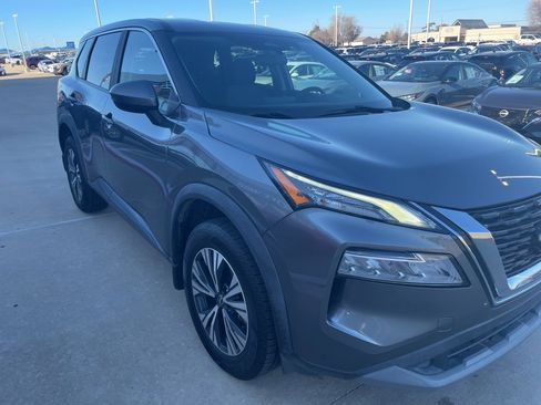 Used 2023 Nissan Rogue SV image 3