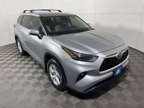 Used 2022 Toyota Highlander LE AWD/4WD image 1