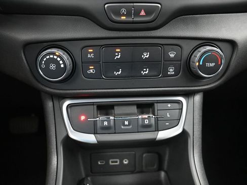 Used 2024 GMC Terrain SLE AWD/4WD image 17