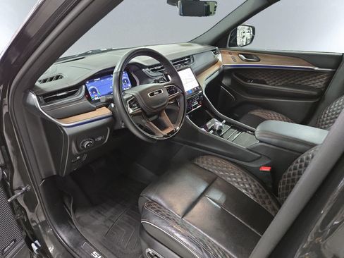 Used 2023 Jeep Grand Cherokee L Summit w/ Advanced Protech Group IV AWD/4WD image 5