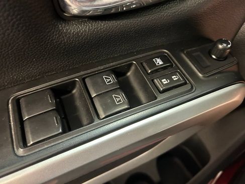 Used 2018 Nissan Titan SV AWD/4WD image 5