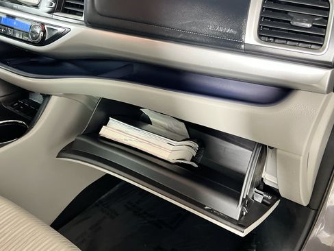 Used 2015 Toyota Highlander Plus FWD image 34