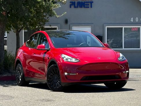 Used 2023 Tesla Model Y AWD image 3