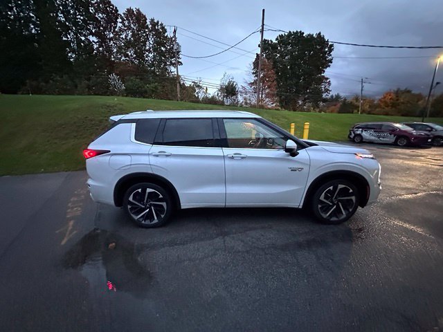 Used 2023 Mitsubishi Outlander SEL AWD/4WD image 2