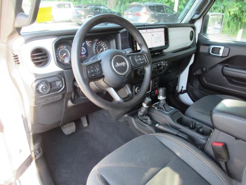 Certified 2024 Jeep Gladiator Sport AWD/4WD image 18