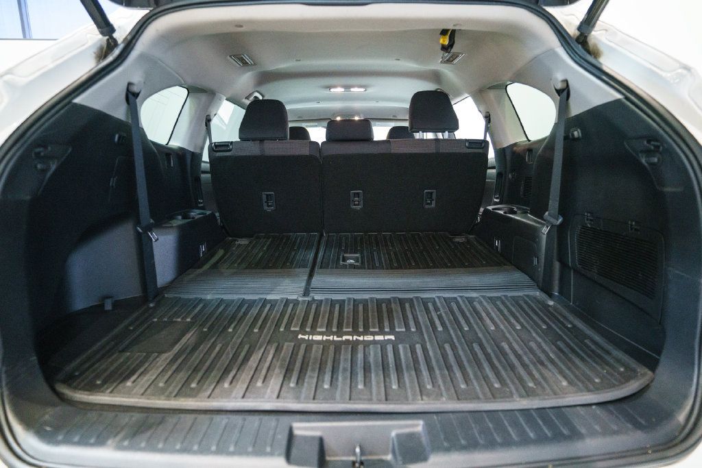 Used 2023 Toyota Highlander LE FWD image 32