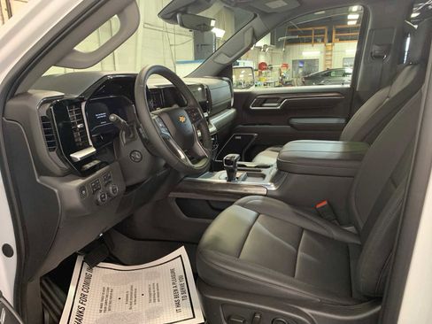 Used 2025 Chevrolet Silverado 1500 LTZ AWD/4WD image 10