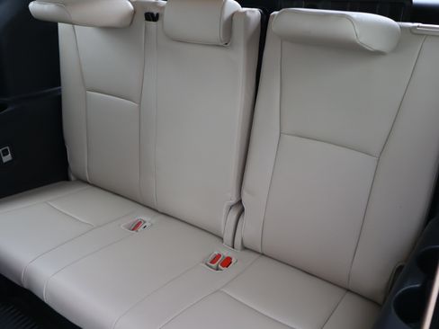 Used 2024 Toyota Highlander XLE AWD/4WD image 34